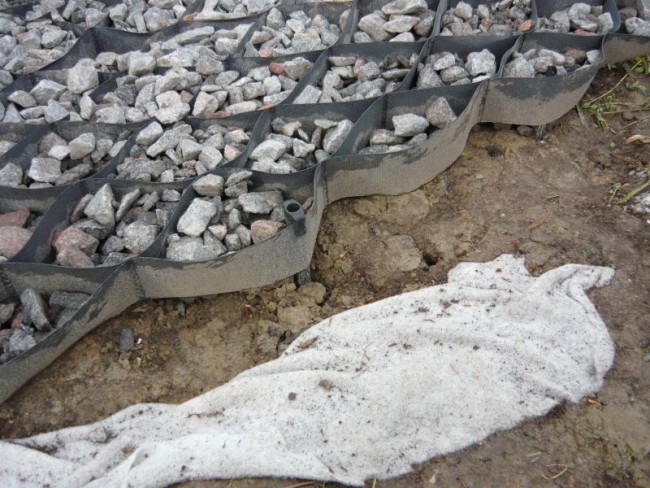 Георешетка ландшафтная с высотой стенки 50 мм и ячейкой 210х210 мм